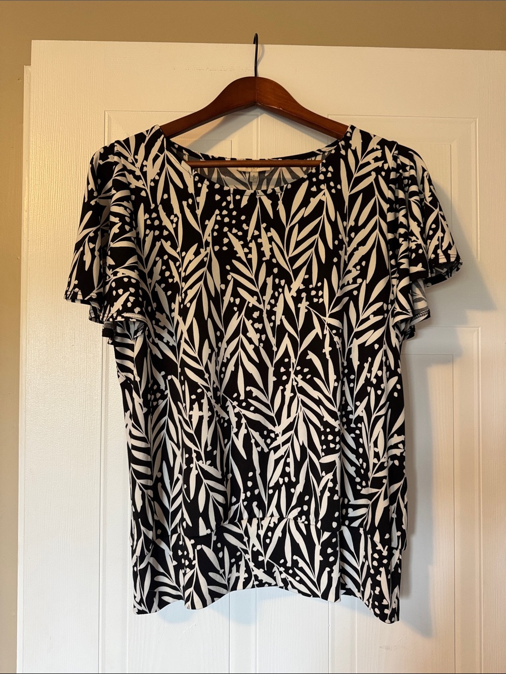NWT Laura Black & White Leaf-Print Women’s Top